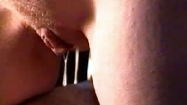 BBW MILF با سینه‌های آویزان شده در کلیپ پورنو هاردکور سکس زنان جوراب پوش گلو لعنتی می‌کند