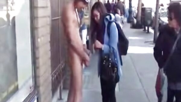 دختر جذاب آماتور با لباس زیر مشکی روی وب کم ژست می گیرد سکس جوراب شلواری