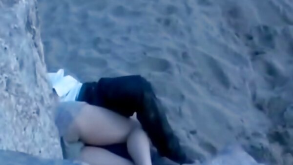 ماساژور خوشمزه آمارا رومانی سوراخ مقعد خود را در حین سکس با جوراب سفید رابطه جنسی به سبک دختر گاوچران تحریک می کند