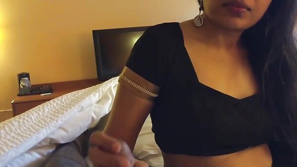 دوست دختر آسیایی گره خورده قطب دوست فیلم سکسی جوراب ساق بلند پسرش را برای دوربین عکاسی می مکد