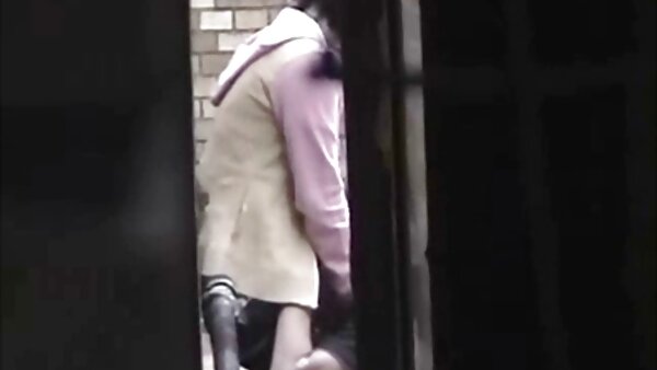 جوجه نوازشگر ژاپنی مافیو سکس جوراب شلواری هاناساکی در حال دادن سر است