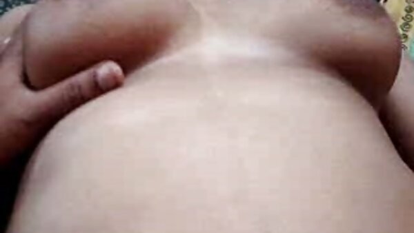 سبزه شلخته در خانه روستایی سکس جوراب سفید فاک می شود