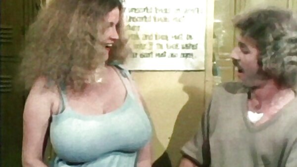 خروس کریس استروکس از خاله های ایوا ساق شلواری سکسی نوتی و سیدنی تیلور دیدن می کند